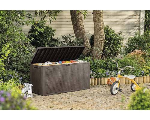 Otvorený úložný box v záhrade s hračkami