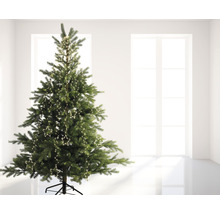 Ozdobený vianočný stromček so svetlami v interiéri