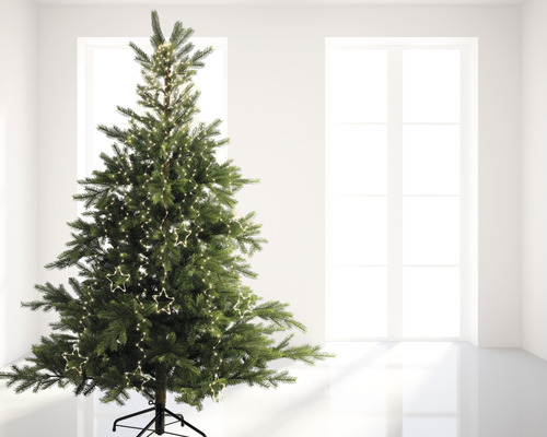 Ozdobený vianočný stromček so svetlami v interiéri