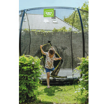 Dievča vstupuje do záhradnej trampolíny Exit Toys so zabezpečovacou sieťou.