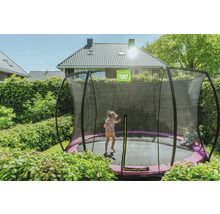 Trampolína so sieťou v záhrade s hrajúcimi sa deťmi