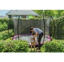 Záhradná scéna s trampolínou s ochrannou sieťou, ženou a dieťaťom.