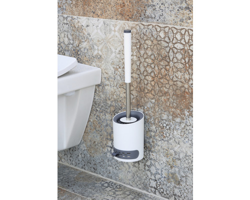 Nástenná toaletná súprava vedľa toalety