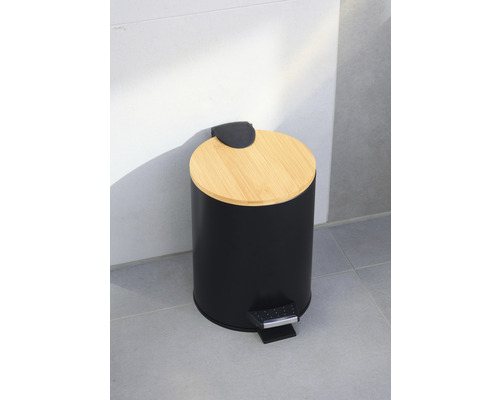 Čierny odpadkový kôš s bambusovým vekom do kúpeľne