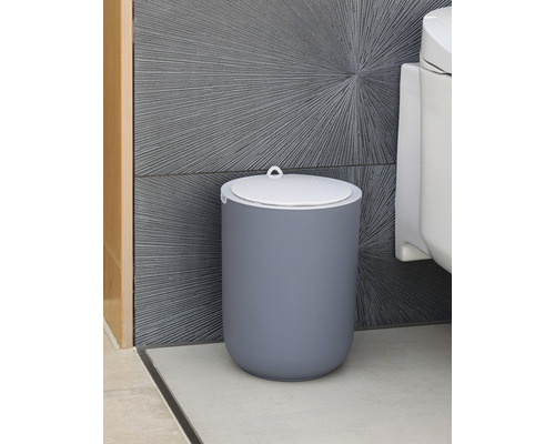 Sivý kozmetický odpadkový kôš s vekom v kúpeľni