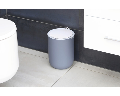 Sivý odpadkový kôš s vekom v kúpeľni