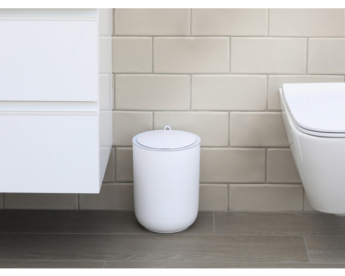 Scéna kúpeľne s bielym kozmetickým košom s vekom