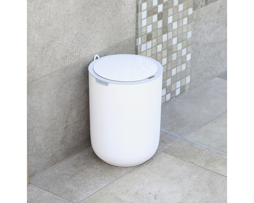 Biely odpadkový kôš s vekom do kúpeľne