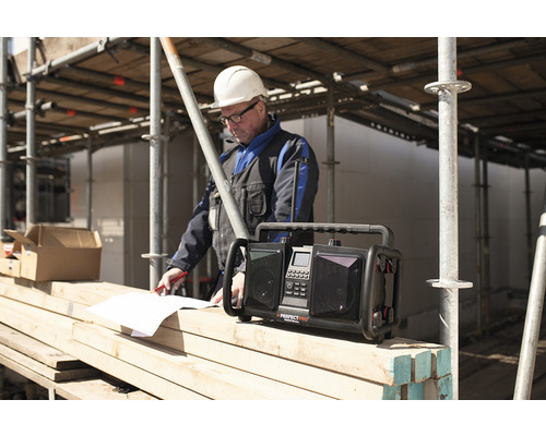 Stavebné rádio so stavebným robotníkom na stavenisku