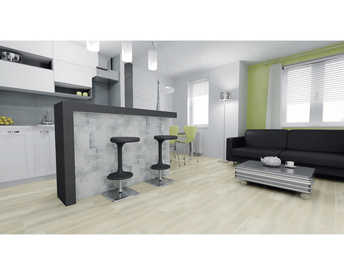 Svetlá obývacia izba s kuchynským barom, barovými stoličkami a posedením