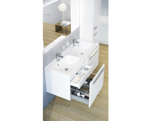 Kúpeľňa s bielym dvojitým umývadlom, skrinka pod umývadlo s výsuvmi a úložným priestorom