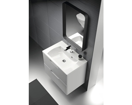 Moderná kúpeľňa s umývadlom, zrkadlom a batériou