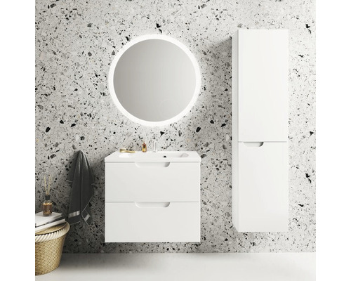 Kúpeľňa s umývadlovou skrinkou, zrkadlovou skrinkou a vysokou skrinkou pred vzorovanou stenou