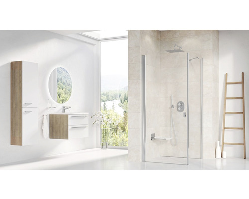 Kúpeľňa so sprchovacím kútom, umývadlom, zrkadlovou skrinkou a rebríkom na uteráky