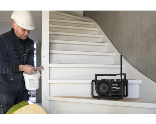 "Remeselník natiera schodisko