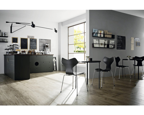 Interiér kaviarne so stolmi, stoličkami a pultom