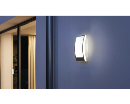 Moderné vonkajšie nástenné svietidlo s integrovanou LED technológiou pre atmosférické vonkajšie osvetlenie