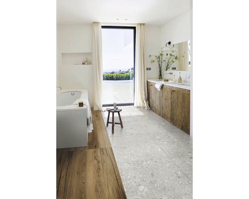 Svetlá kúpeľňa s vaňou, dreveným umývadlom a veľkým oknom