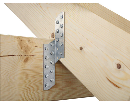 Kovový uholník spája drevené trámy