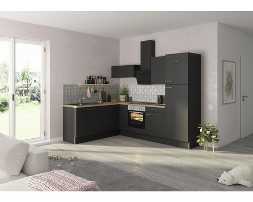 Kompletná kuchyňa s drezom, sporákom, digestorom a závesnými skrinkami vo svetlej miestnosti