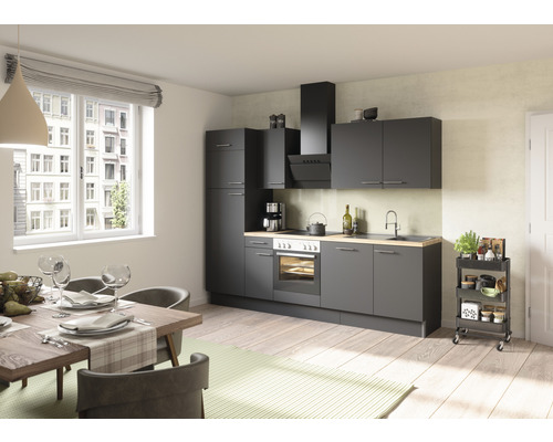 Sivá vstavaná kuchyňa s jedálenským stolom a stoličkami v svetlej izbe