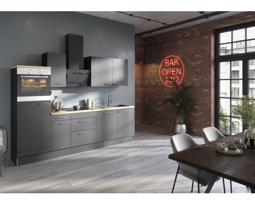 Moderná kuchyňa so sivými skrinkami, umývadlom a spotrebičmi v miestnosti s tehlovou stenou