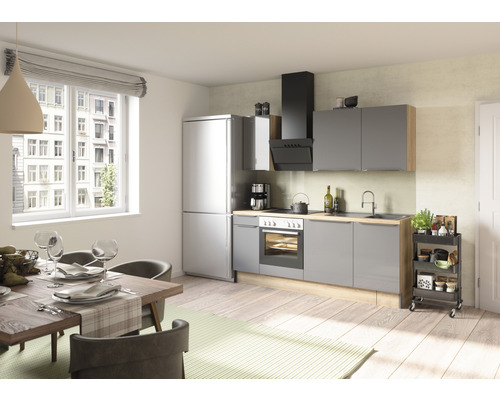 Svetlá jedáleň s kuchynským kútom a jedálenským stolom.