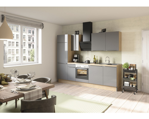 Moderná kuchyňa s jedálenským stolom, stoličkami a kuchynskými spotrebičmi.