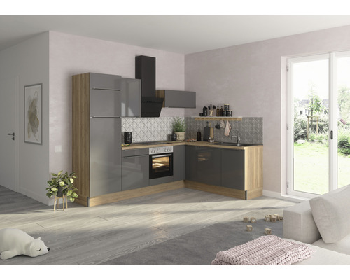 Moderná kuchyňa so sivými skrinkami a drevenými akcentmi