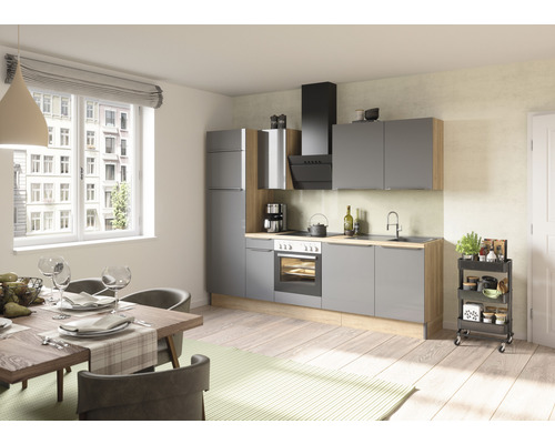 Moderná kuchyňa s jedálenským stolom a stoličkami vo svetlej miestnosti