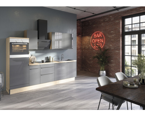 Moderná kuchyňa so sivými skrinkami, digestorom a rúrou vo svetlej miestnosti s jedálenským stolom