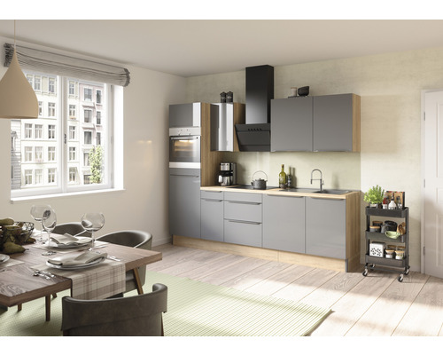 Svetlá kuchyňa s jedálenským stolom a stoličkami