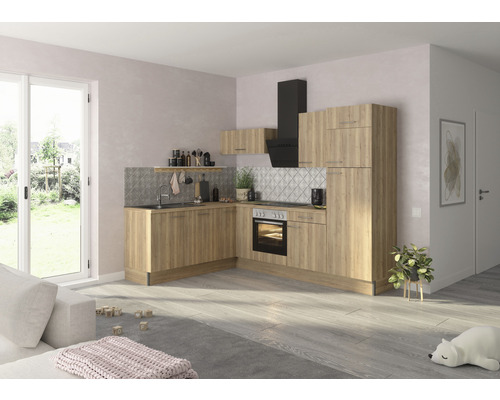 Svetlá obytná kuchyňa s drevenými prvkami a digestorom