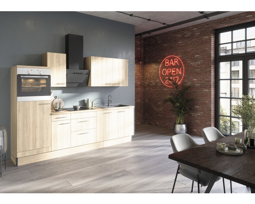 Moderná kuchyňa so svetlými drevenými čelami, digestorom a vstavanou rúrou v podkrovnom priestore