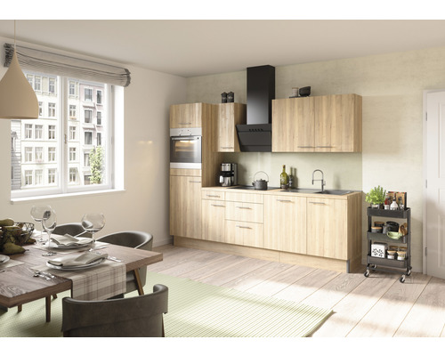 Svetlá kuchyňa s jedálenským stolom, stoličkami a kuchynským vozíkom.