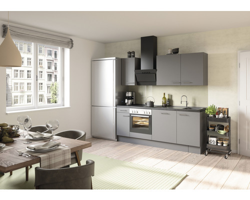 Svetlá kuchyňa s jedálenským stolom a kuchynskou linkou