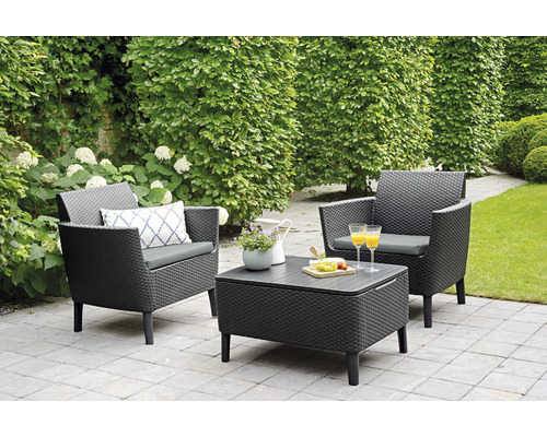 Súprava záhradného nábytku s dvoma kreslami a stolom v záhrade