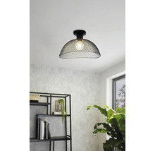 Stropné svietidlo s čiernym kovovým tienidlom v miestnosti