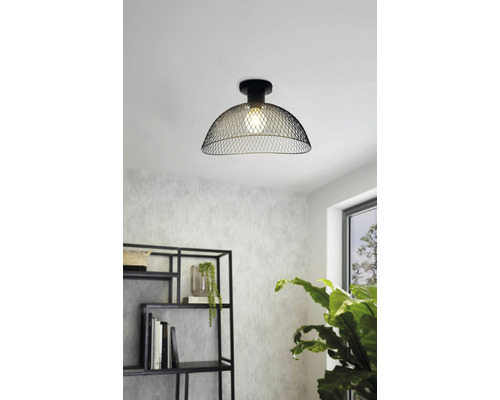Stropné svietidlo s čiernym kovovým tienidlom v miestnosti