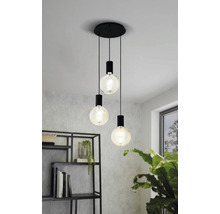 Závesná lampa s tromi žiarovkami v obývacej izbe