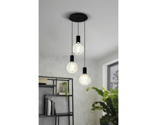 Závesná lampa s tromi žiarovkami v obývacej izbe