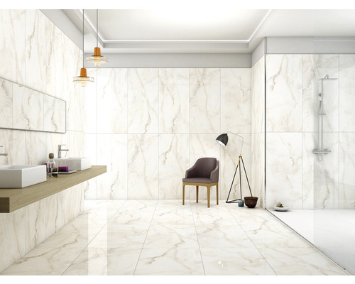 Svetlá kúpeľňa s mramorovými obkladmi stien a podlahy, umývadlo s dvoma umývadlami a sprchou