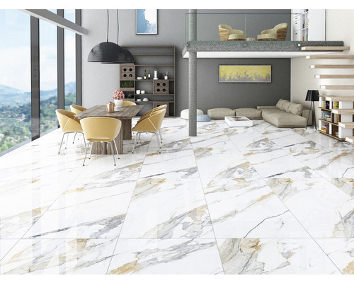 Svetlá, priestranná obývacia izba s mramorovou dlažbou, jedálenským stolom a schodiskom na druhé poschodie.