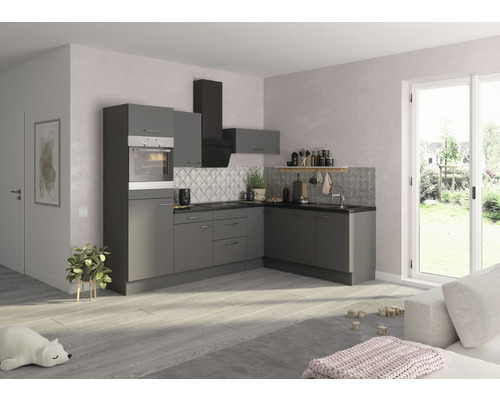 Moderná kuchyňa so sivými skrinkami, čiernou pracovnou doskou a odsávačom pár