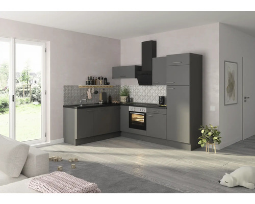 Sivá rohová kuchyňa s digestorom vo svetlej miestnosti