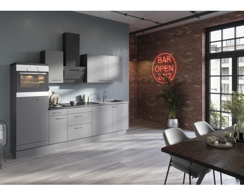 Moderná kuchyňa so vstavanou rúrou, digestorom a kuchynskými skrinkami v miestnosti s jedálenským stolom