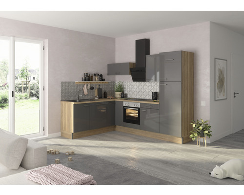 Moderná kuchyňa so sivými skrinkami, drevenými prvkami a digestorom vo svetlej miestnosti.