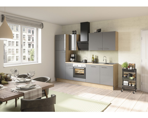 Moderná kuchyňa s jedálenským stolom a stoličkami vo svetlej miestnosti.