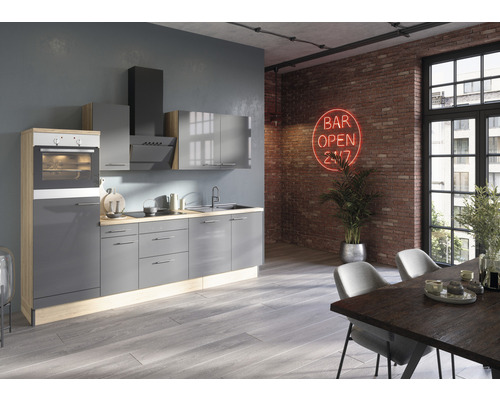 Moderná kuchyňa so sivým dizajnom skriniek a drevenými pracovnými doskami v svetlej, priestrannej miestnosti