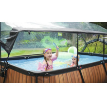 Nafukovací bazén so strieškou a hrajúcimi sa deťmi v záhrade